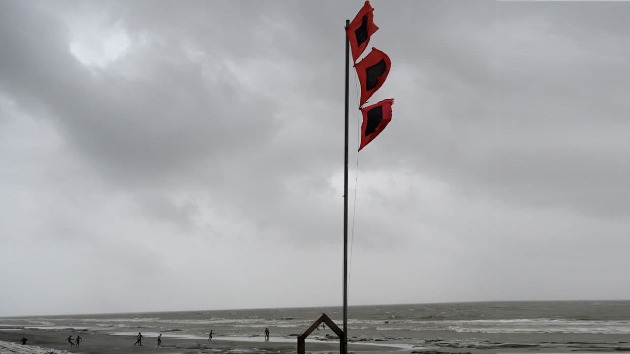 Low pressure forms in Bay of Bengal; signal no. 3 issued for 4 seaports