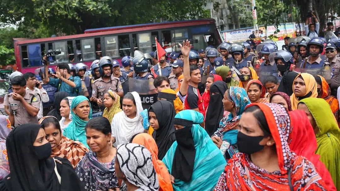 Police clear workers from Mohakhali-Tejgaon road after 7-point demand protest
