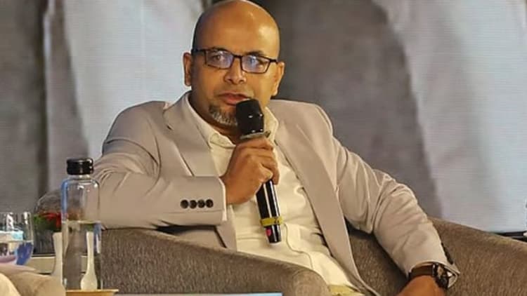 Mobile phone prices to fall as duty cut from 25% to 10%, says Faiz Ahmed Taiyeb