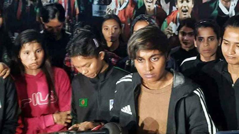চুক্তিবদ্ধ হলেন ১৮ ‘বিদ্রোহী’ নারী ফুটবলার