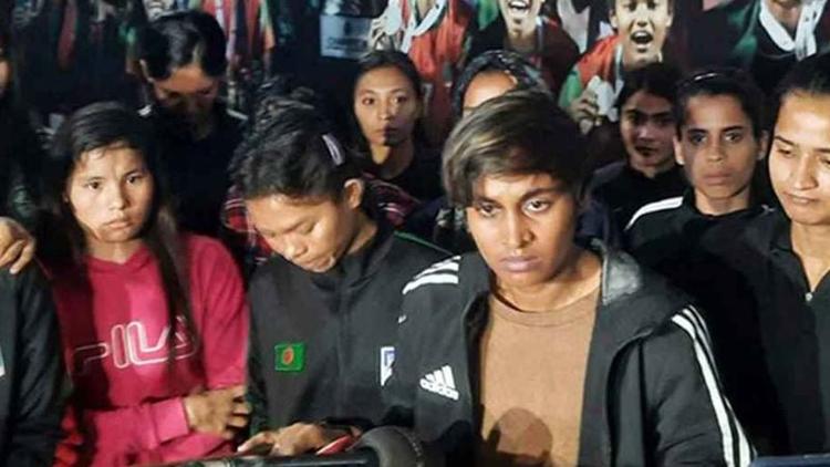 চুক্তিবদ্ধ হলেন ১৮ ‘বিদ্রোহী’ নারী ফুটবলার