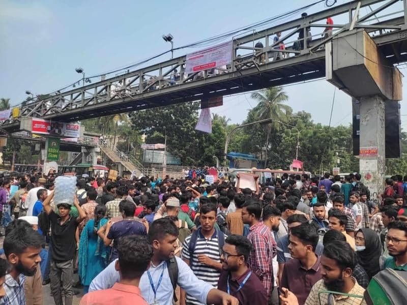 বিশ্ববিদ্যালয় দাবি কর্মসূচিতে জনগণের ভোগান্তি কেন