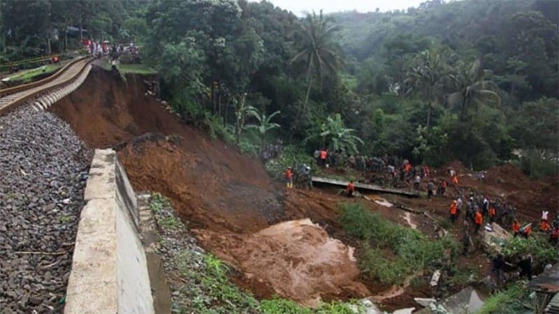 Sumatra landslide kills 18, 5 missing