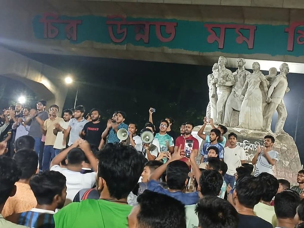 DU students bring out procession protesting rape