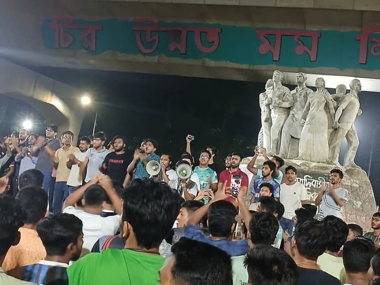 DU students bring out procession protesting rape