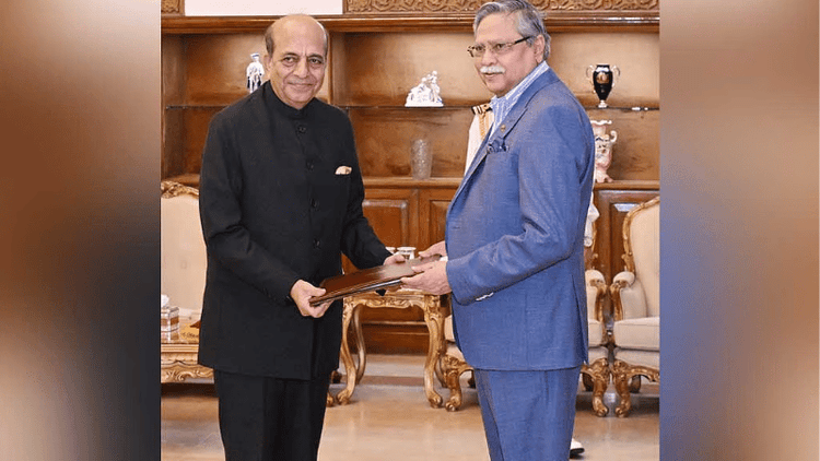 India’s new High Commissioner Dinesh Trivedi presents credentials to President