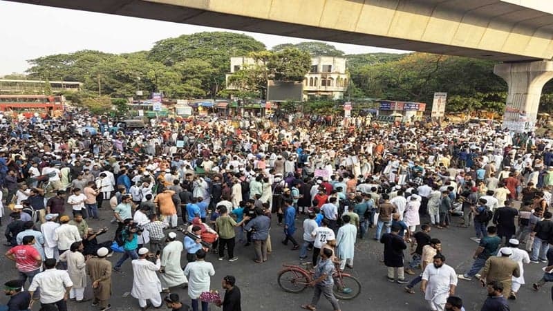 Shahbagh blockade halts traffic amid demands to ban AL