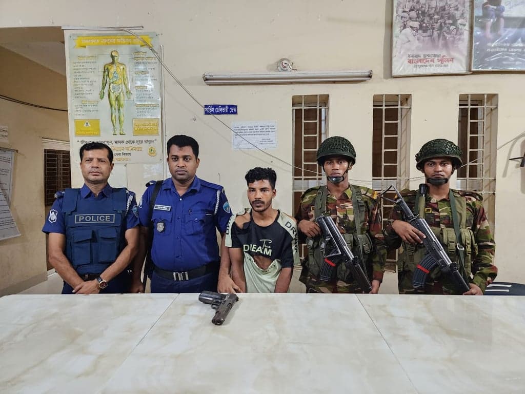 Youth held while trying to sell police pistol