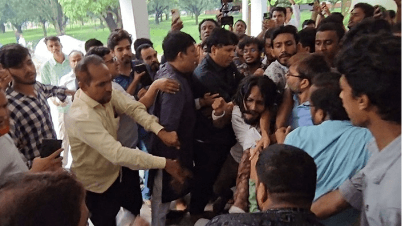 Clashes between teachers and students at RU over ward quota issue