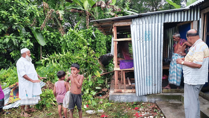 Bomb explosion in imam’s room in Madaripur, tin fence blown away