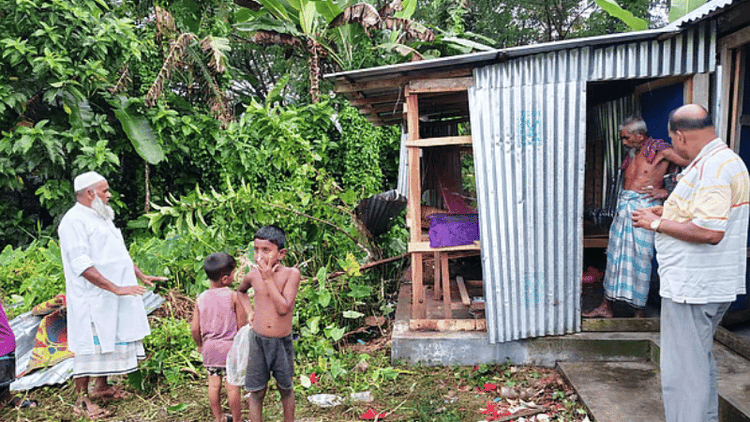 Bomb explosion in imam’s room in Madaripur, tin fence blown away