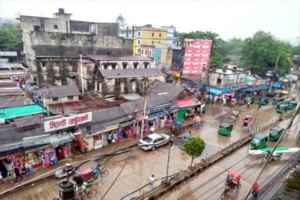 নিম্নচাপটির বর্তমান অবস্থান সিলেট, বন্দরে ৩ নম্বর সতর্কতা