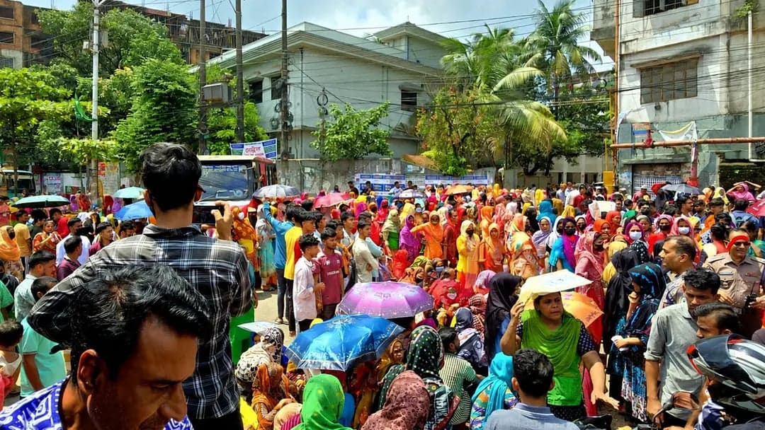 Garment workers block road in Chattogram demanding unpaid wages