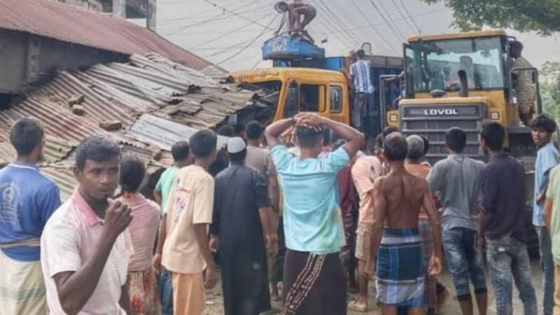 Three killed as truck rams autorickshaw in Lalmonirhat