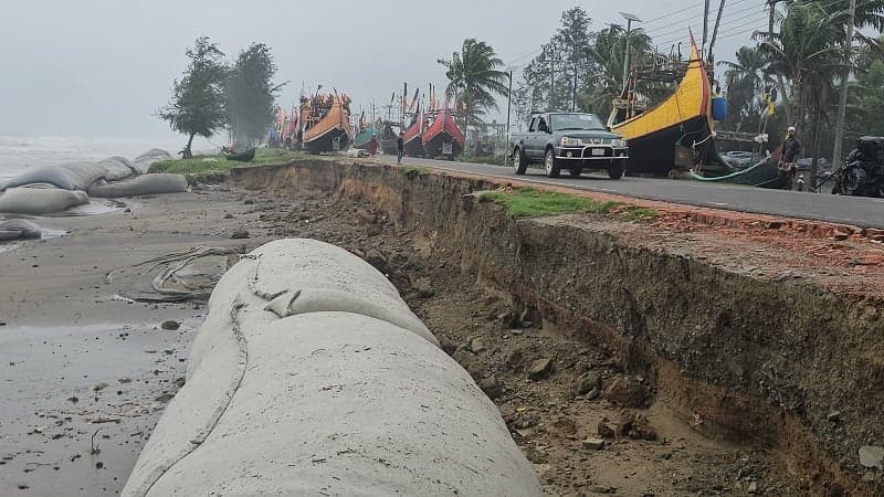 Severe erosion hits Teknaf Marine Drive amid rising tide, heavy waves