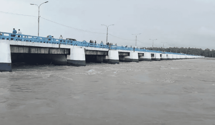 Teesta water crosses danger level in Lalmonirhat, low-lying areas flooded