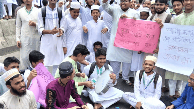 Madrasa student killed in Tongi road crash, Dhaka-Mymensingh highway blocked in protest