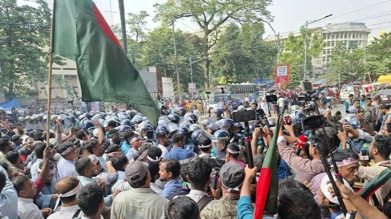 MPO teachers, staff block Shahbagh with 3-point demand