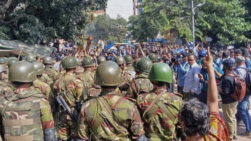 Tension at Dhanmondi 32: Army charge batons, sound grenades thrown