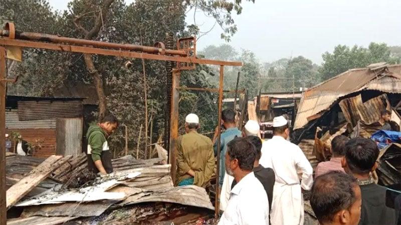 Fire destroys 12 shops in Chandpur's Matlab