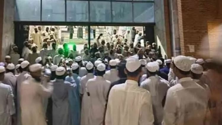 Midnight protest erupts in Brahmanbaria over Hasnat’s remarks