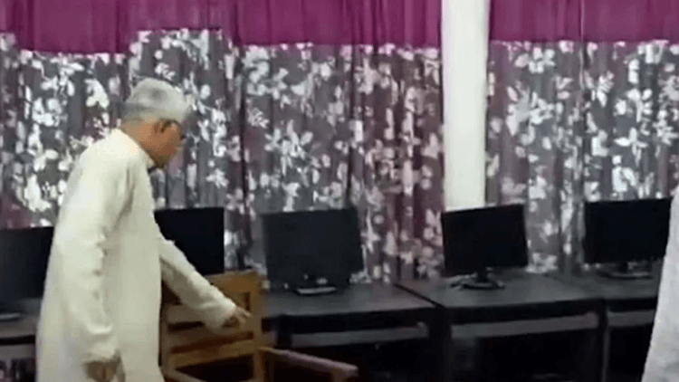 Minister scolds officials over dusty office environment
