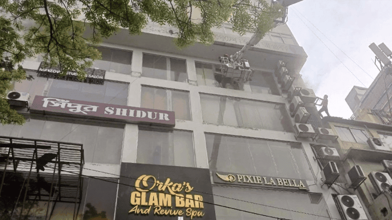 Building in Mirpur catches fire