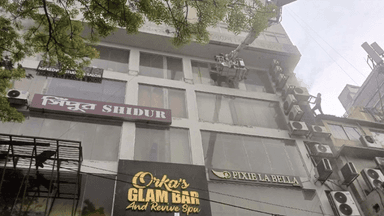 Building in Mirpur catches fire