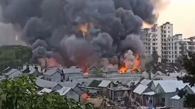 Mohakhali slum catches fire