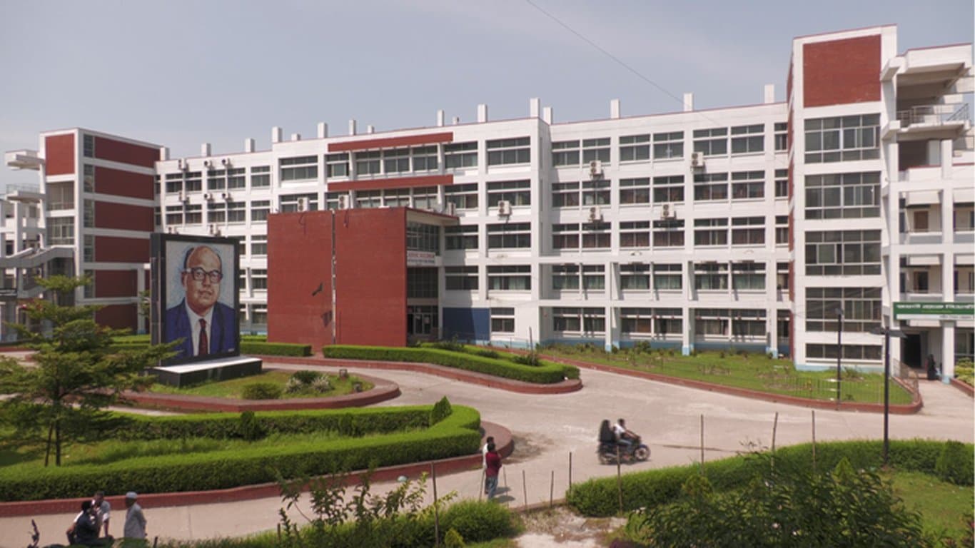 Doctor allegedly kicks heart patient in emergency ward in Kishoreganj