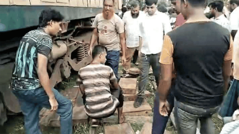 Train derailment halts Rangpur-Lalmonirhat rail link