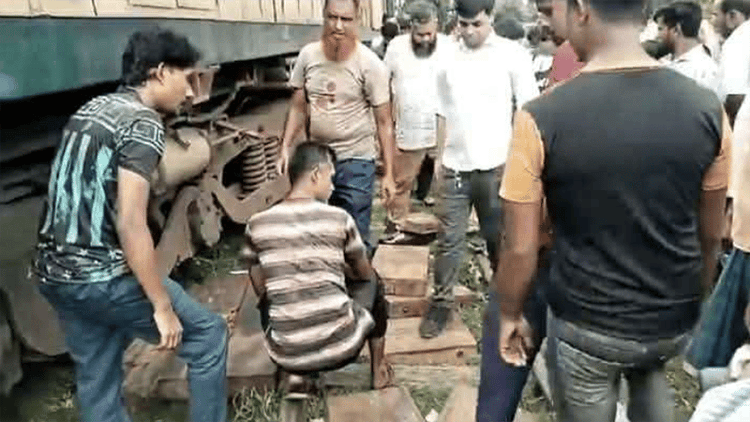 Train derailment halts Rangpur-Lalmonirhat rail link