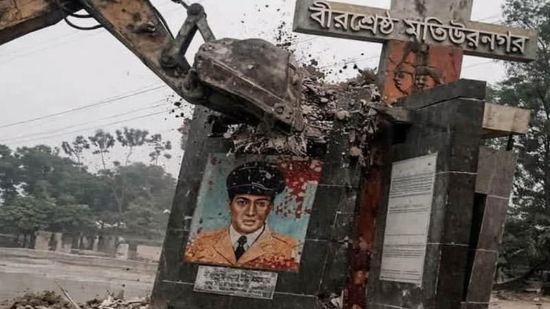 Bir Sreshtho Matiur Rahman’s sculpture ‘temporarily’ removed in Narsingdi