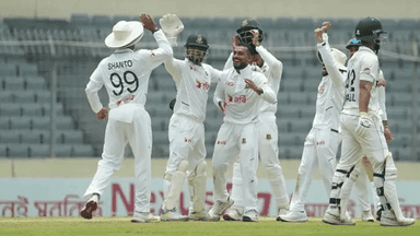 Bangladesh take 34-run lead as bad light forces early stump