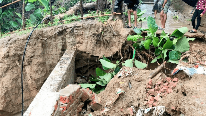 Heavy rainfall and landslides cut 0ff Bandarban-Ruma road