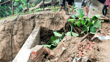 Heavy rainfall and landslides cut 0ff Bandarban-Ruma road