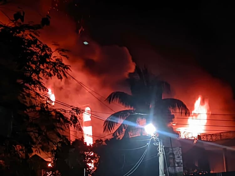 Massive fire breaks out in Uttara Sector-14 at midnight