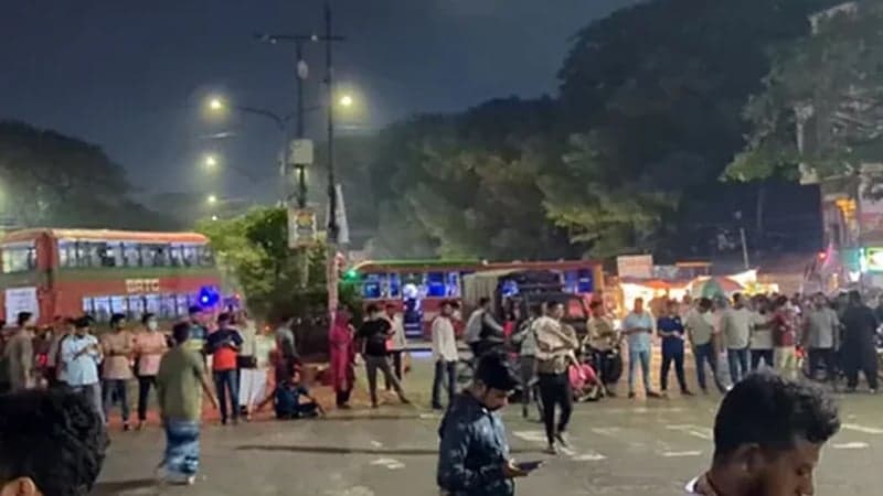 Job seekers block Shahbagh intersection