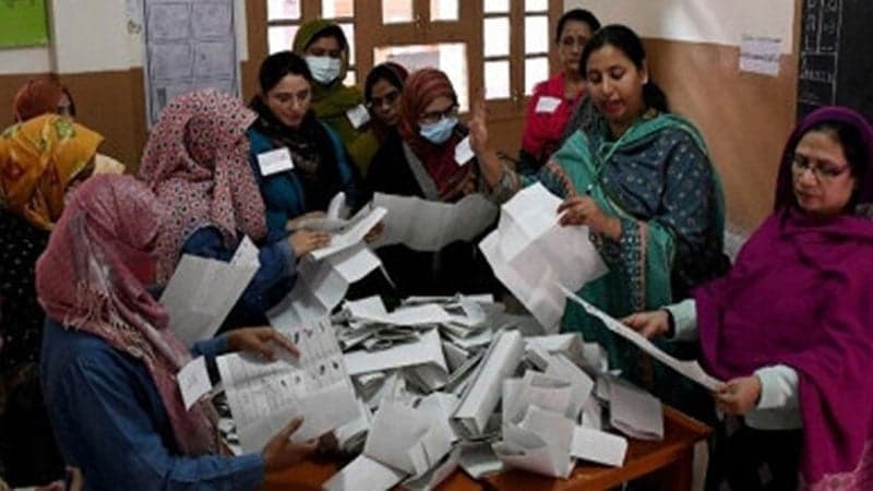 পাকিস্তানের নির্বাচনে এগিয়ে ইমরান খানের দলের সমর্থিত স্বতন্ত্ররা