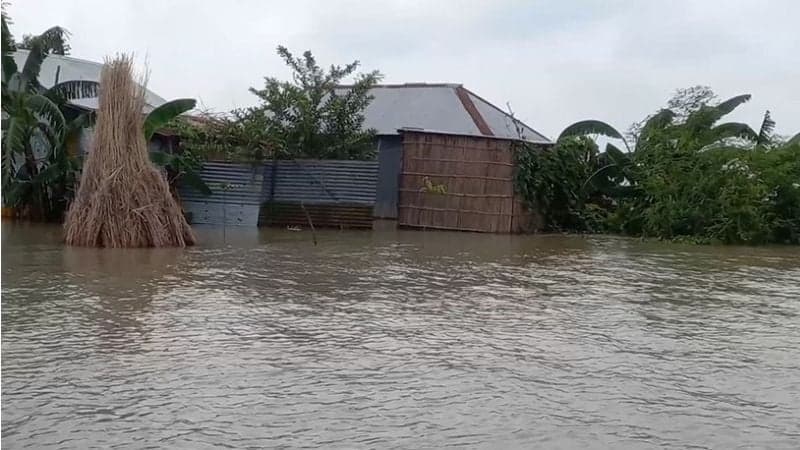 Padma floods vast areas in three districts, thousands stranded