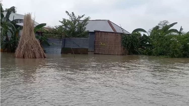 Padma floods vast areas in three districts, thousands stranded