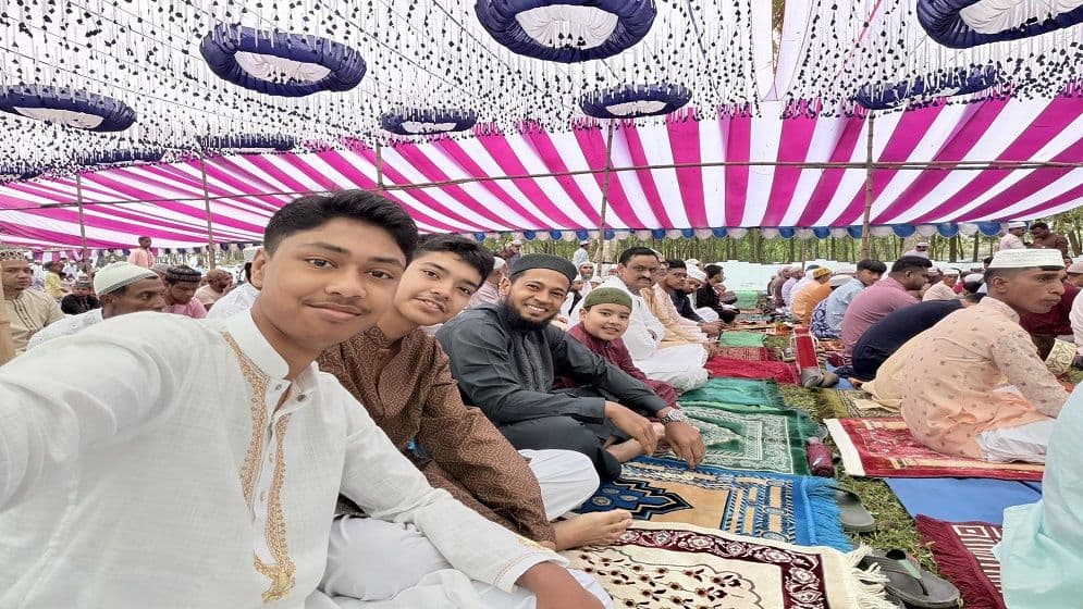 Cricketers extend Eid greetings to countrymen