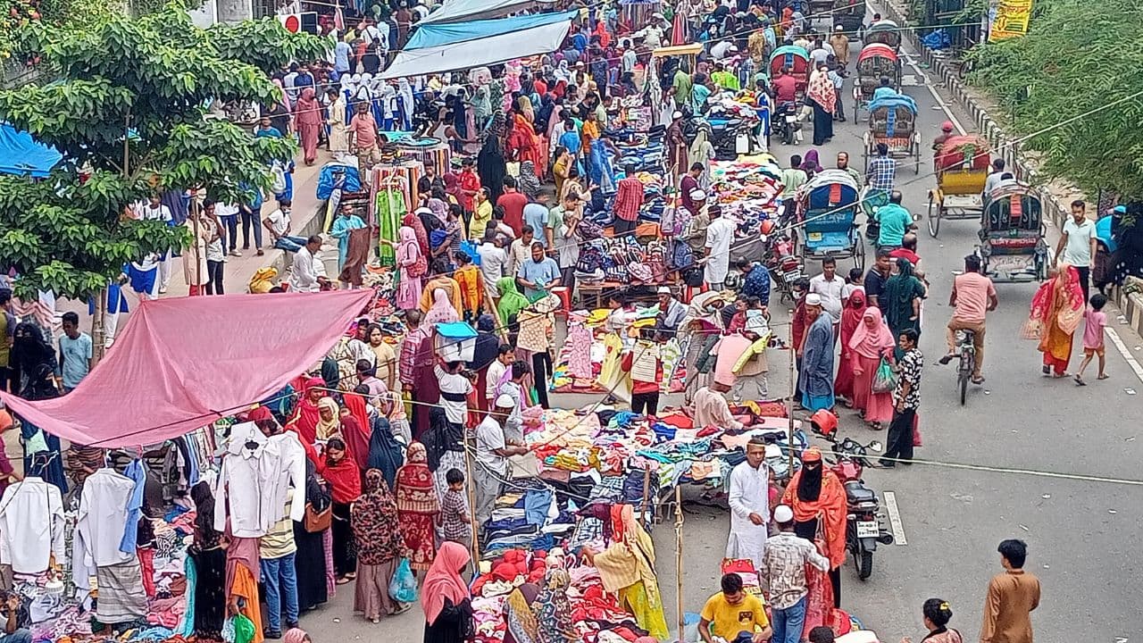 Take stringent measures to free pavements from encroachment