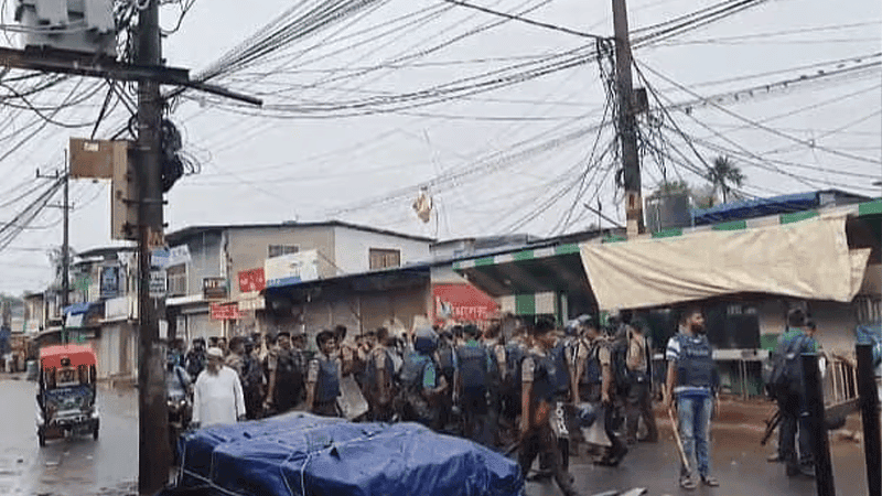 Police attacked, OC injured in Chattogram over arrest operation
