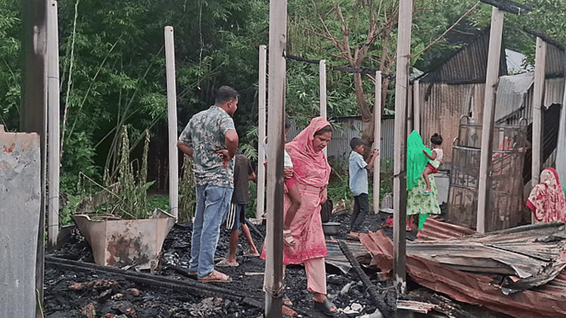 Chain locked on house door and set on fire, couple escapes by cutting tin fence