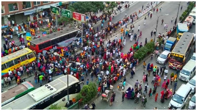 বকেয়া বেতন-ভাতার দাবিতে কুড়িল বিশ্বরোডে পোশাক শ্রমিকদের অবরোধ