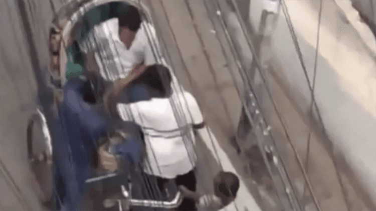 Rickshaw passenger robbed at knifepoint in Chattogram, video goes viral