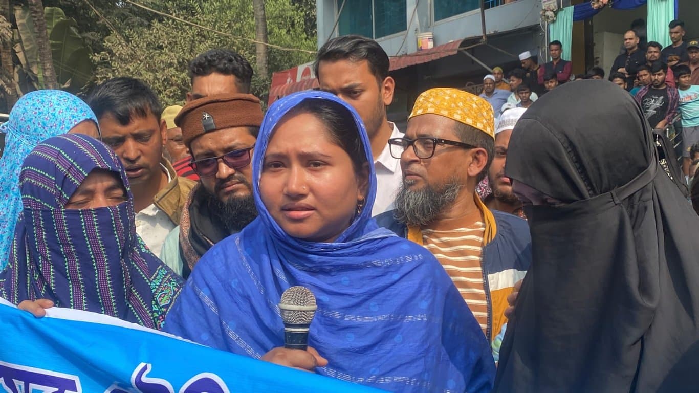 Human chain formed in Cumilla carrying Jubo Dal leader Touhidul’s body