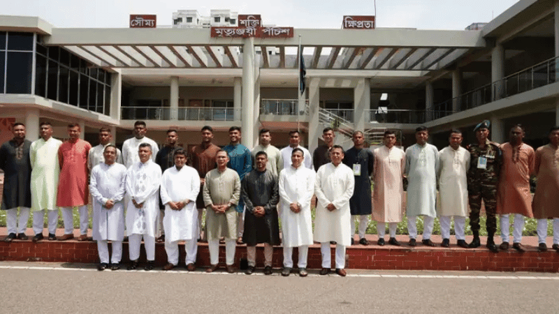 Prime Minister exchanges Eid greetings with armed forces personnel