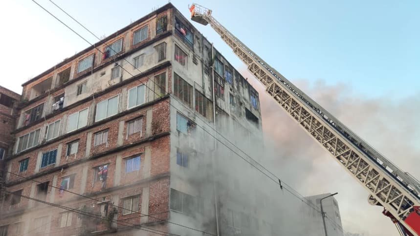 Fire engulfs Jamela Tower in Keraniganj, 42 evacuated